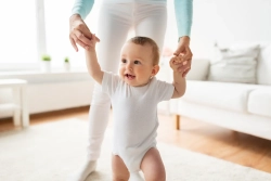 Yuk Mom, Latih Si Kecil Belajar Berdiri dan Berjalan