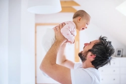 Dads, Begini Cara Menciptakan Bonding dengan Si Kecil