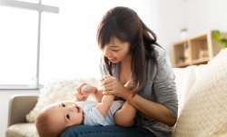 Gemasnya Senyum Si Kecil! Ini Perkembangan Bayi 3 Bulan Lainnya